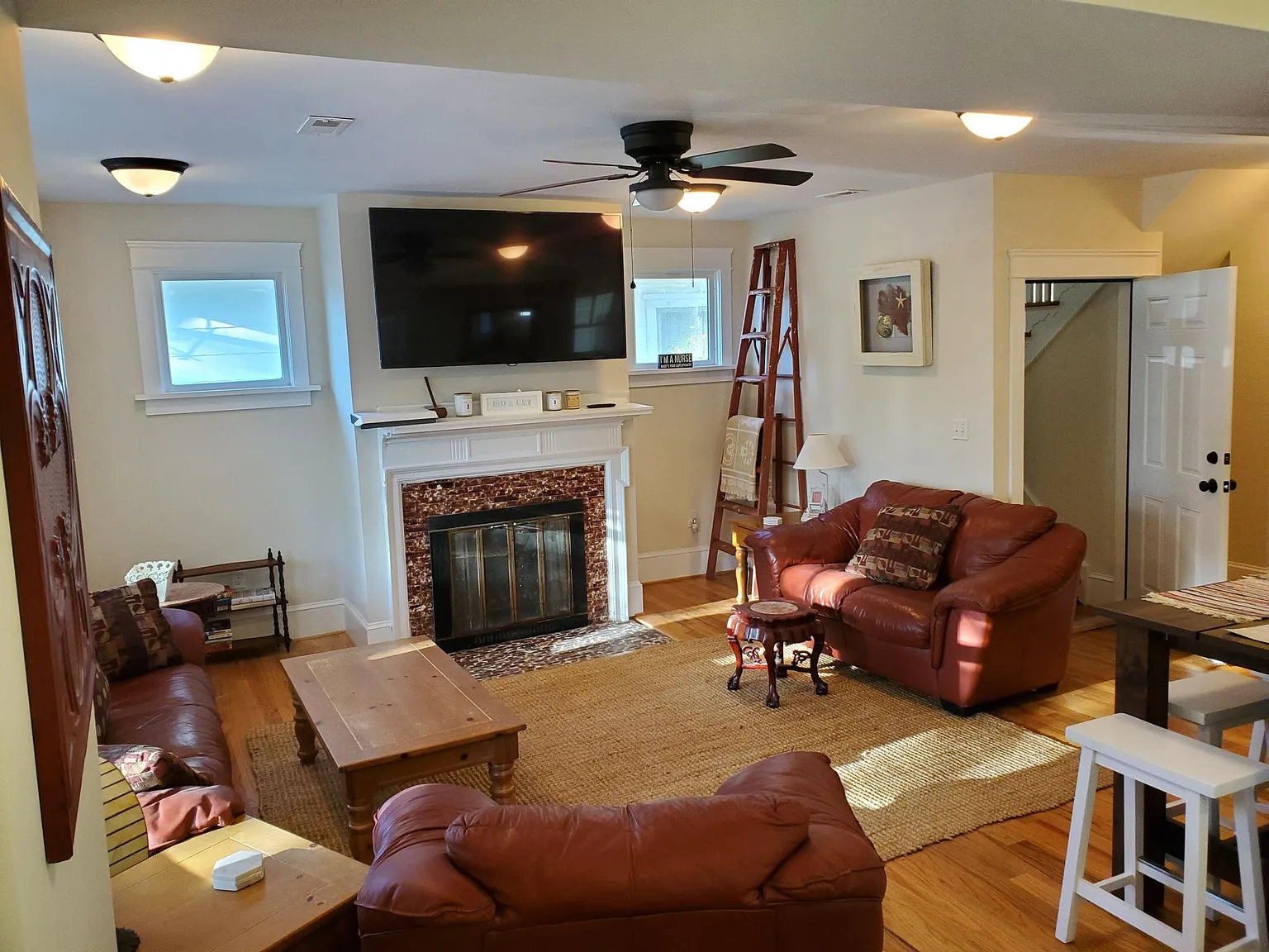 5 bed, 4.5 bath, 2600 sqft, $3,200 — Photo 3