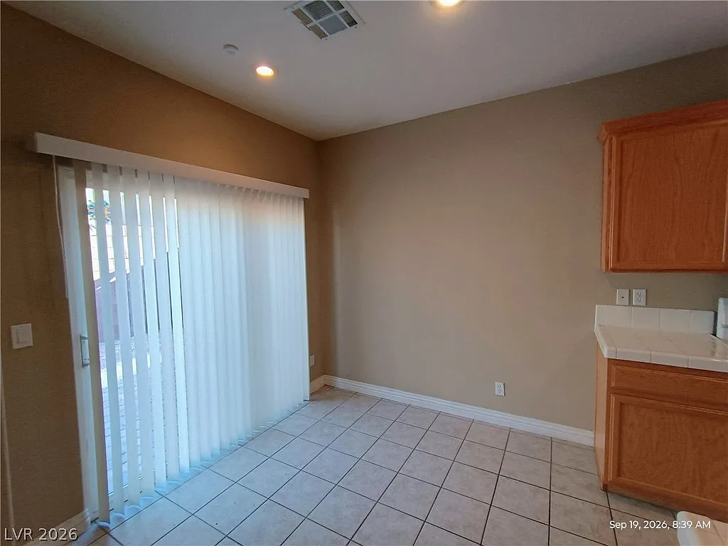 3 bed, 2.5 bath, 1527 sqft, $1,996 — Photo 4