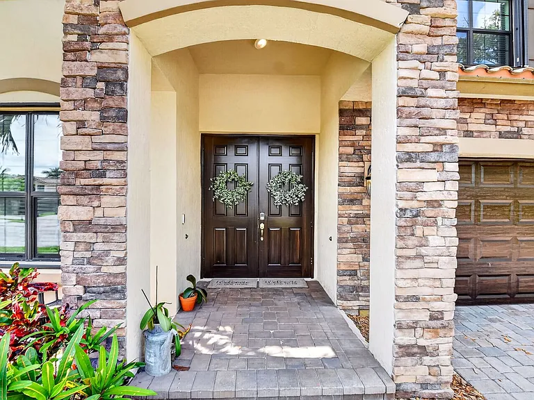 9062 Gulf Cove Dr — Photo 6