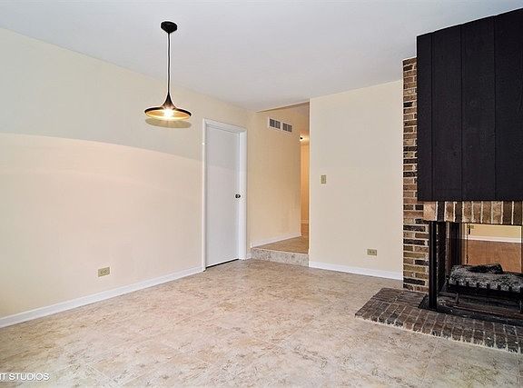 4th image of 60 E Country Club Ct