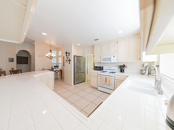 3rd image of 529 Silverwood St