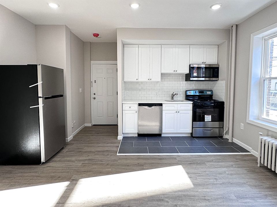 1st image of 160 Vroom St APT 1