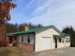 17 Ridgewood Acres Dr, Hendersonville, NC 28792