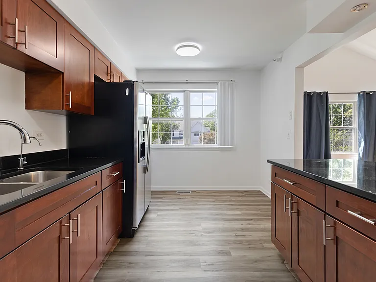1113 Orleans Dr — Photo 10