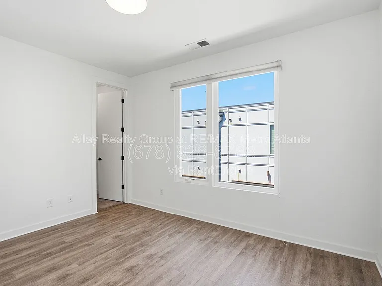 1463 La France St NE #8 — Photo 22