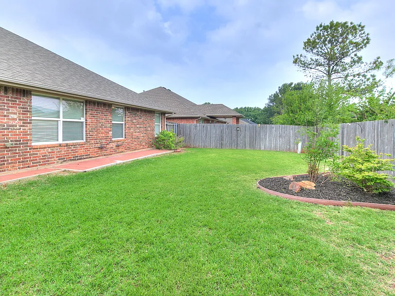 2109 Bradford Way — Photo 12
