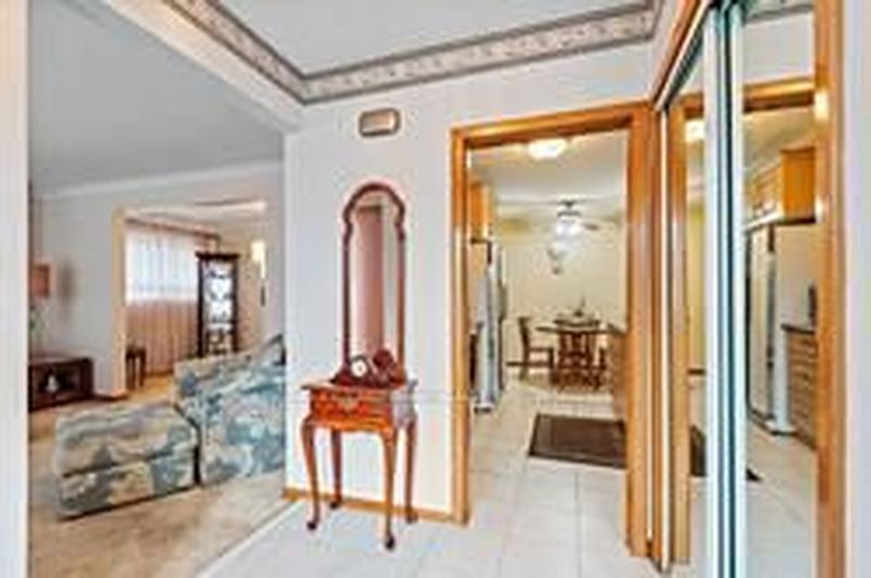 Toronto House for rent - 3 Bedrooms — photo 3