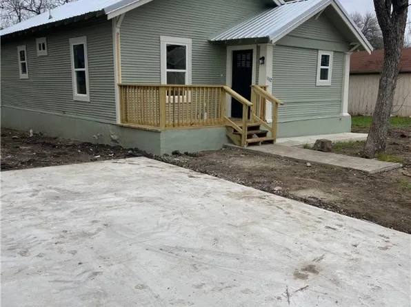 1002 Saint John St, Gonzales, TX 78629