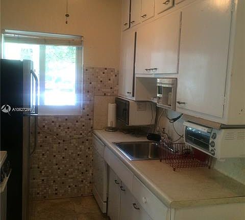 5th image of 428 Collins Ave APT 1