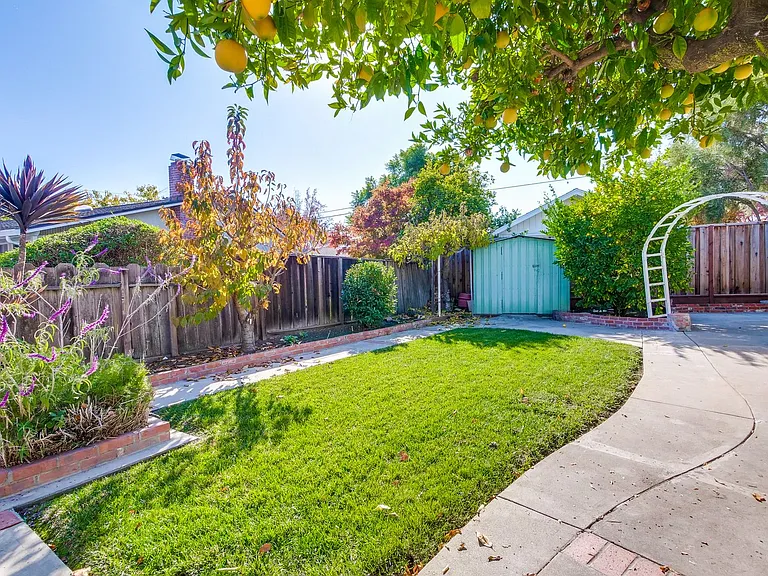 4712 Clarendon Dr — Photo 4