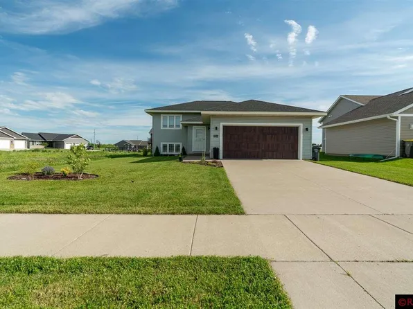 2260 Fairbanks Dr, North Mankato, MN 56003