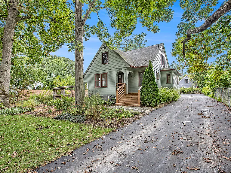 2520 Oakdale Dr — Photo 1