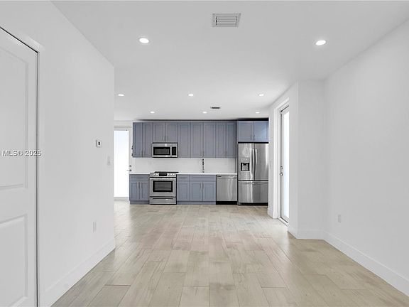 5th image of 3824 Thomas Ave
