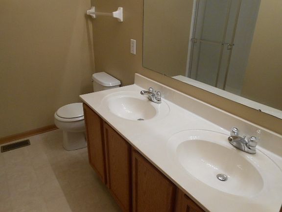 5th image of 1133 Lake Forest Dr