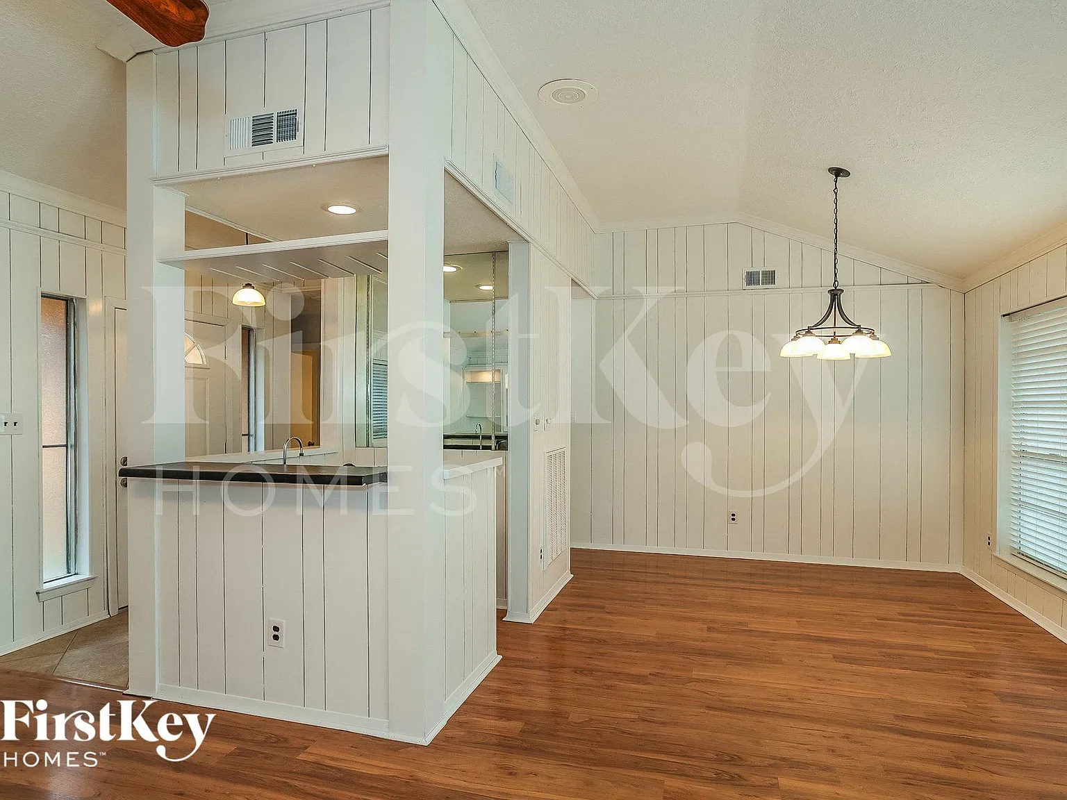 3 bed, 2.0 bath, 1608 sqft, $2,160 — Photo 3