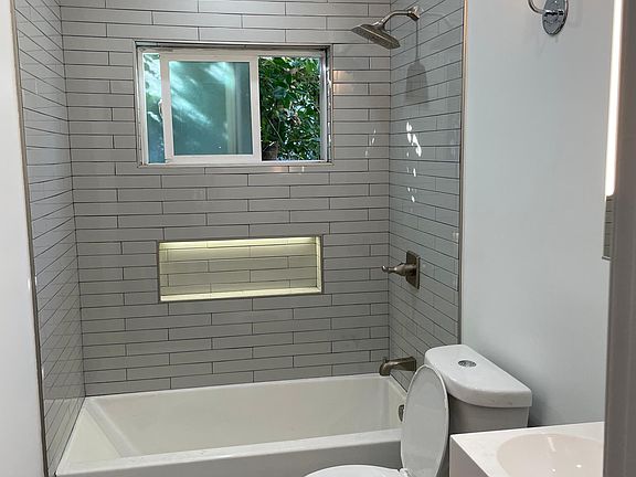 5th image of 6108 Romaine St #7
