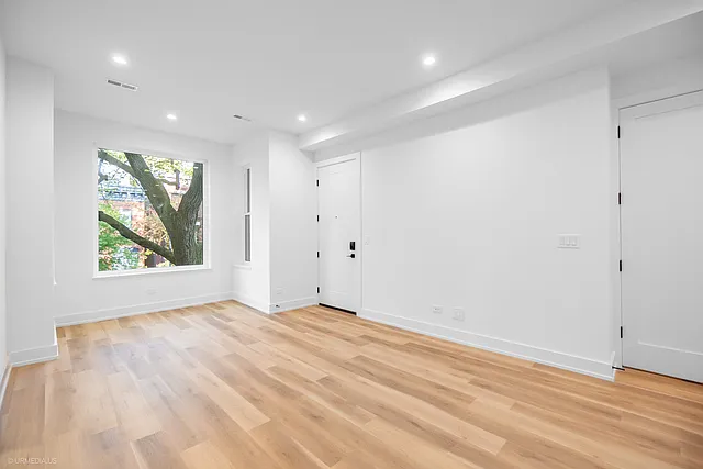 2113 N Kenmore Ave #2 — Photo 3