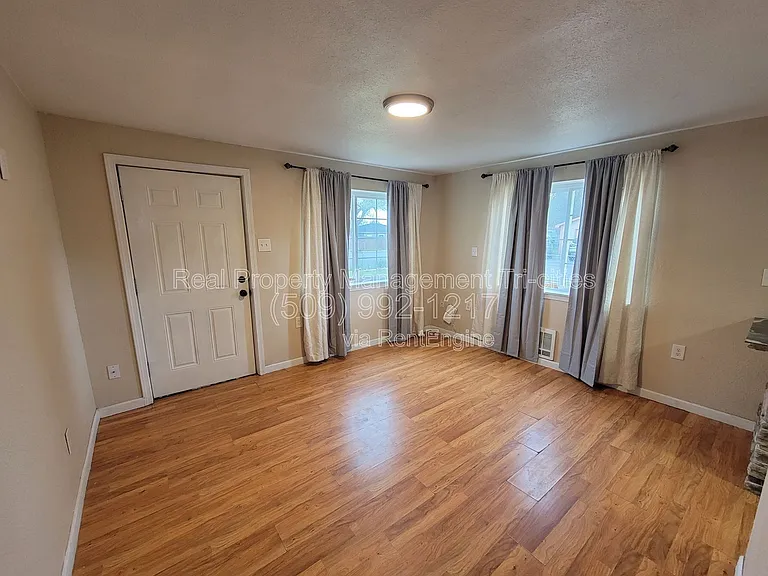 1124 E 7th Ave — Photo 3