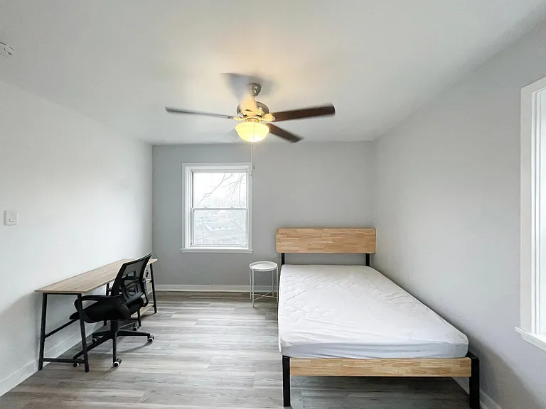 5735 Hobart St #3 — Photo 13