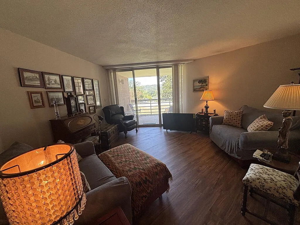 2 bed, 2.0 bath, 1231 sqft, $1,800 — Photo 3