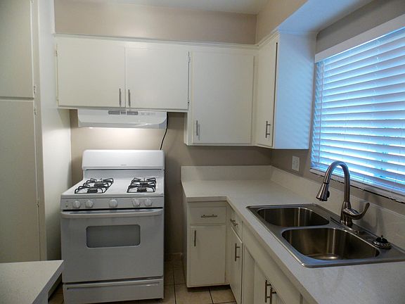 3rd image of 865 W Huntington Dr APT 1