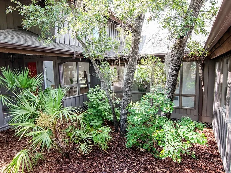 1296 Weybridge Ln — Photo 42