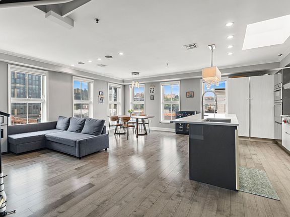 2nd image of 501 9th St APT 611