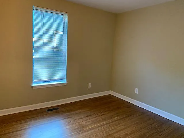 1227 Chester Ave — Photo 10