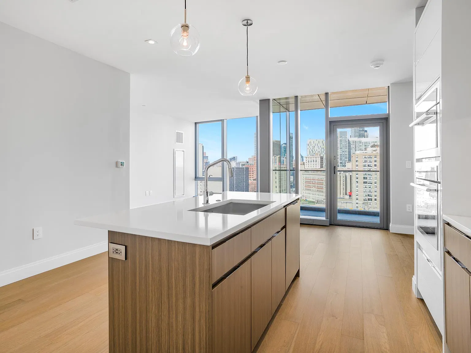 2 bed, 1400 sqft, $7,200 — Photo 4