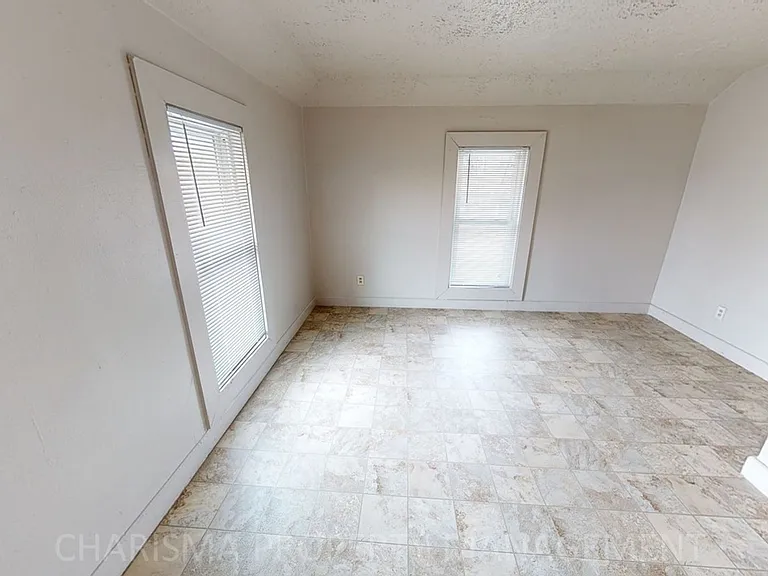 817 W 11th St #4 — Photo 3