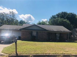 820 James St, Azle, TX 76020