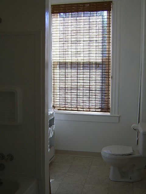 bathroom with tub/shower