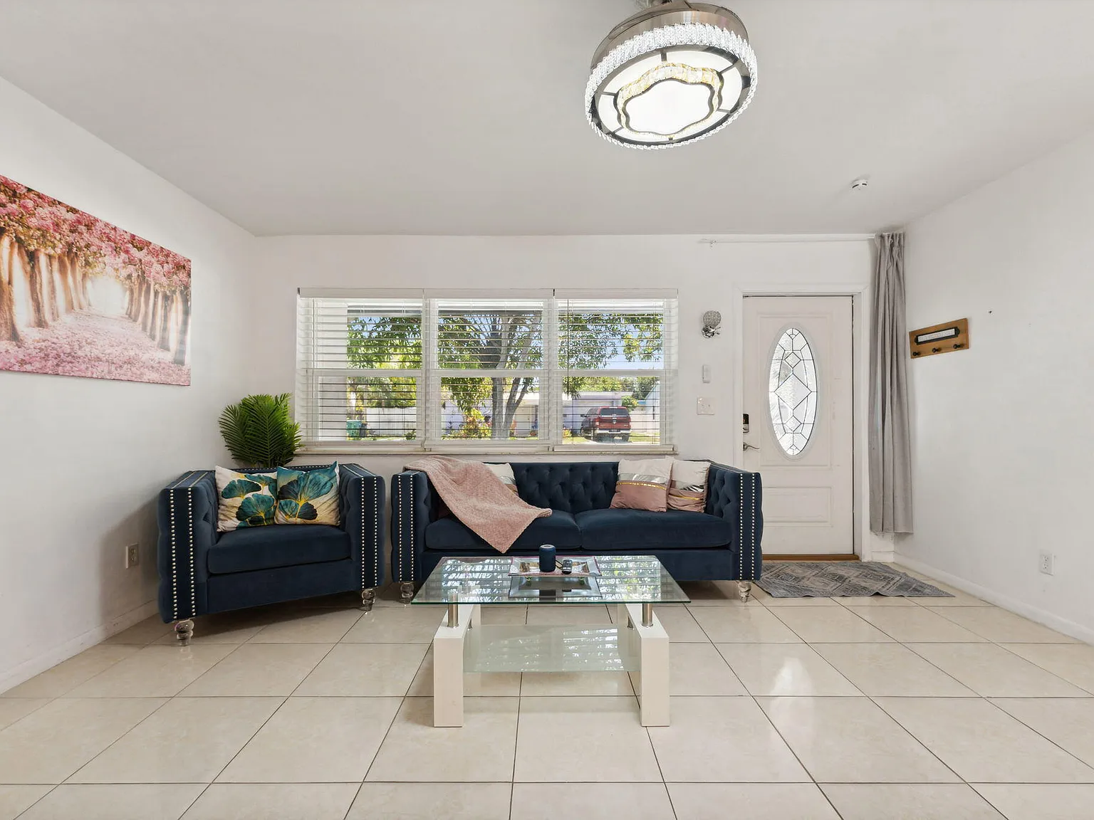 3 bed, 2.0 bath, 1210 sqft, $4,250 — Photo 3