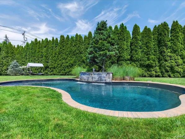 75 Head Of The Neck Road, Bellport, NY 11713
