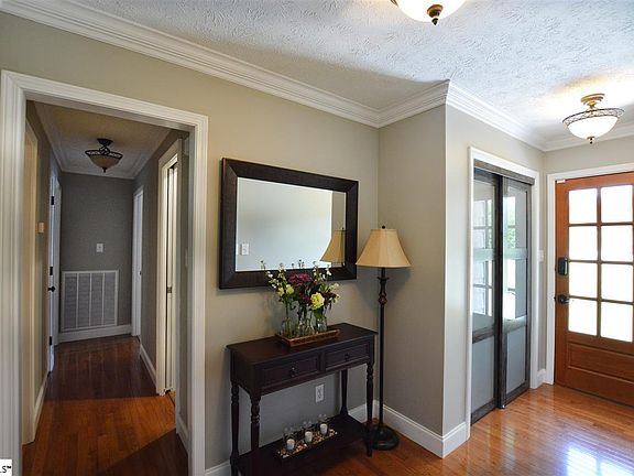 4th image of 117 Kingswood Cir