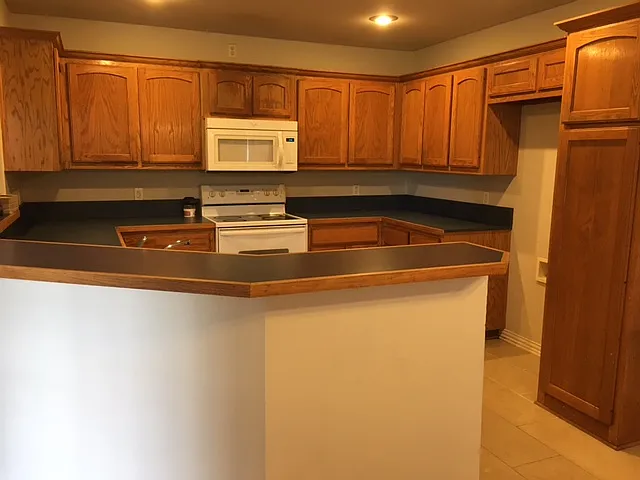 1020 Brookhaven Dr — Photo 3