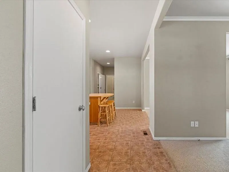 3 bed, 3.0 bath, 1959 sqft, $2,500 — Photo 3