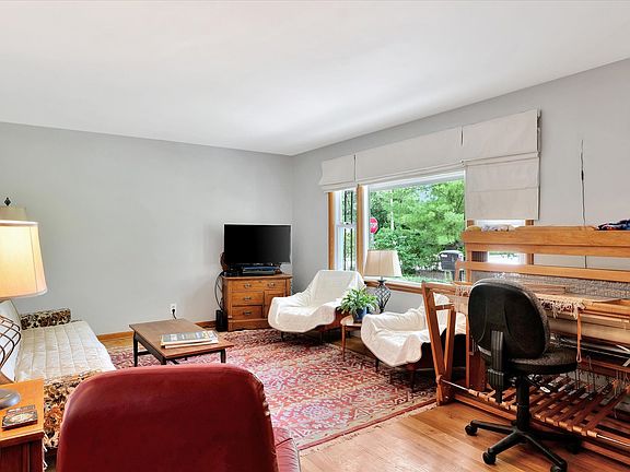 5th image of 16 Orchard Dr