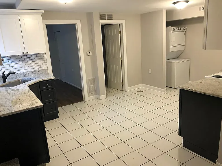 2058 W Erie St #G — Photo 13