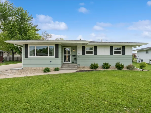 135 29th Street Ct, Marion, IA 52302