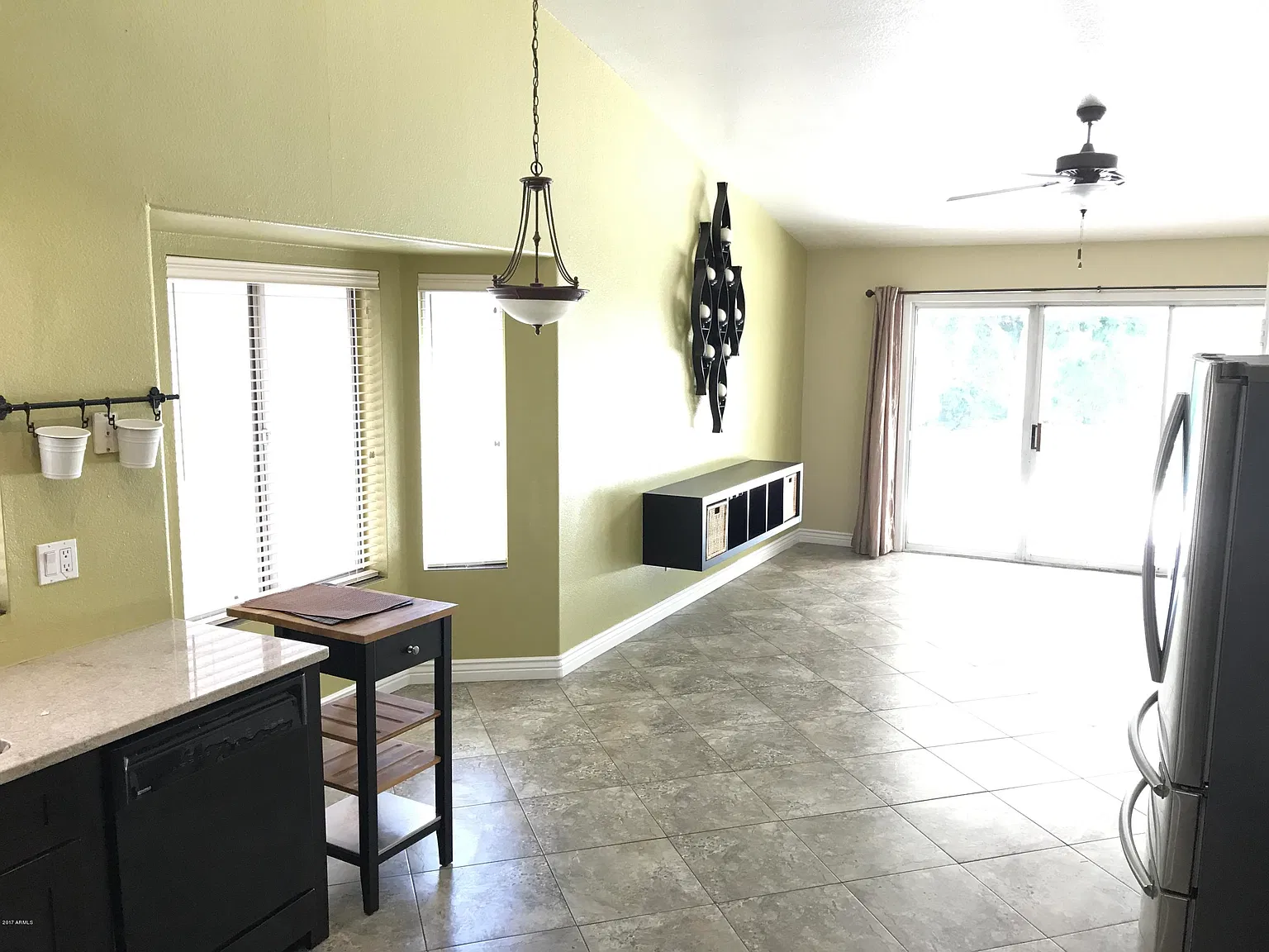 3 bed, 2.0 bath, 1712 sqft, $2,400 — Photo 3