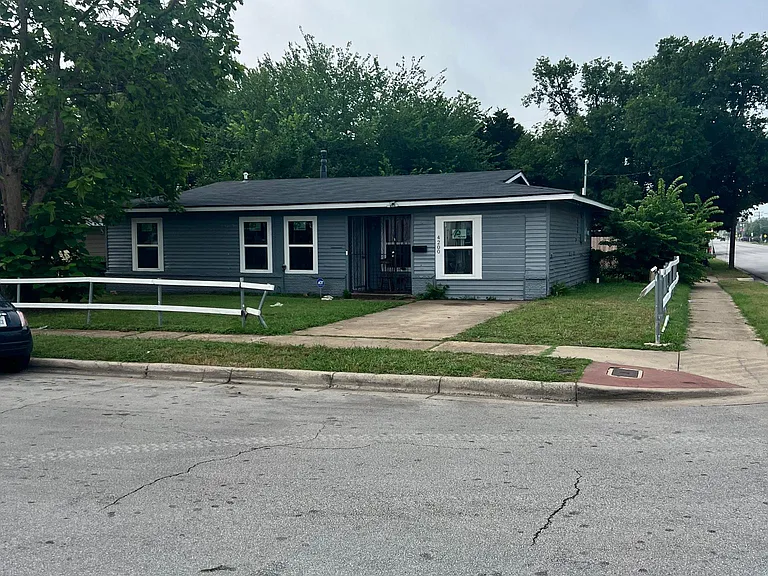 4200 Emerson St — Photo 2
