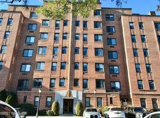 15 Lafayette Ct APT 2C, Greenwich, CT 06830