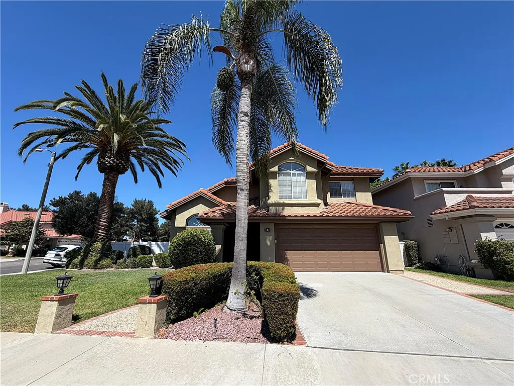 4 bed, 2.5 bath, 2405 sqft, $5,600 — Photo 1