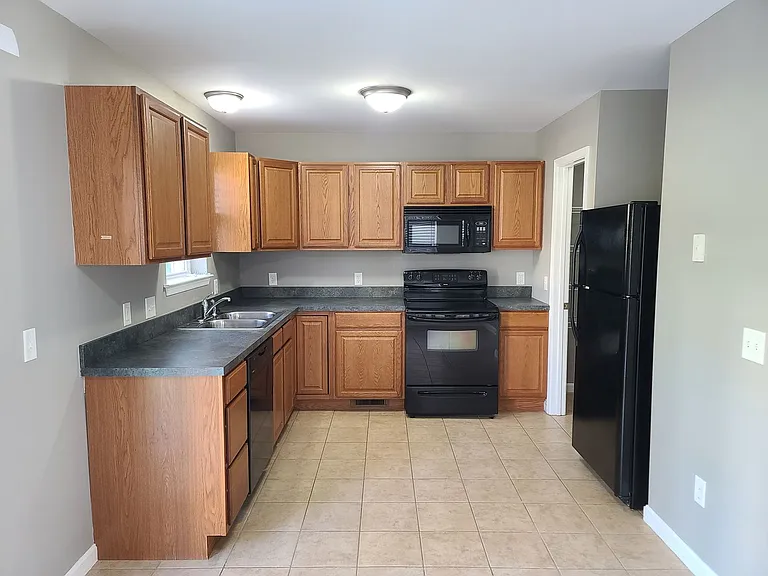 230 Crown Ct — Photo 2