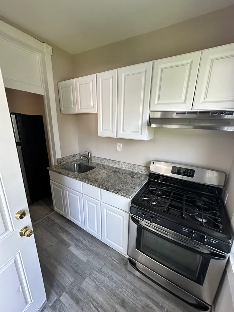 2 bed, 1.0 bath, $1,400 — Photo 2