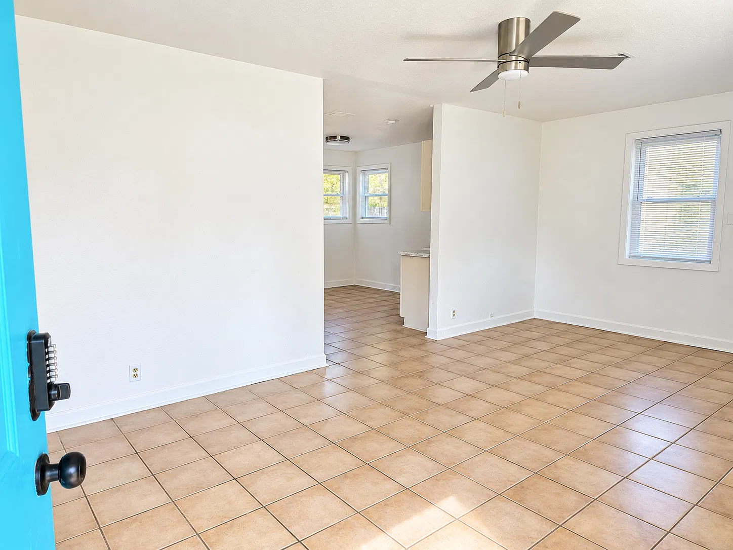3 bed, 1000 sqft, $1,300 — Photo 2