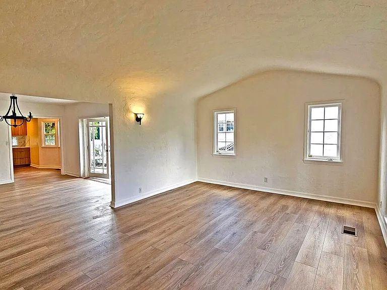 132 S La Peer Dr — Photo 5