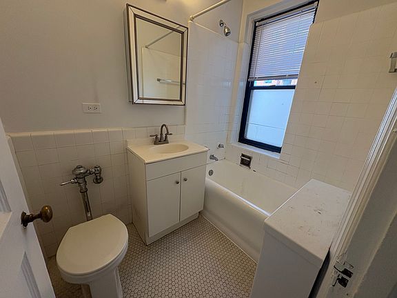 5th image of 1096 N Dearborn St #1410