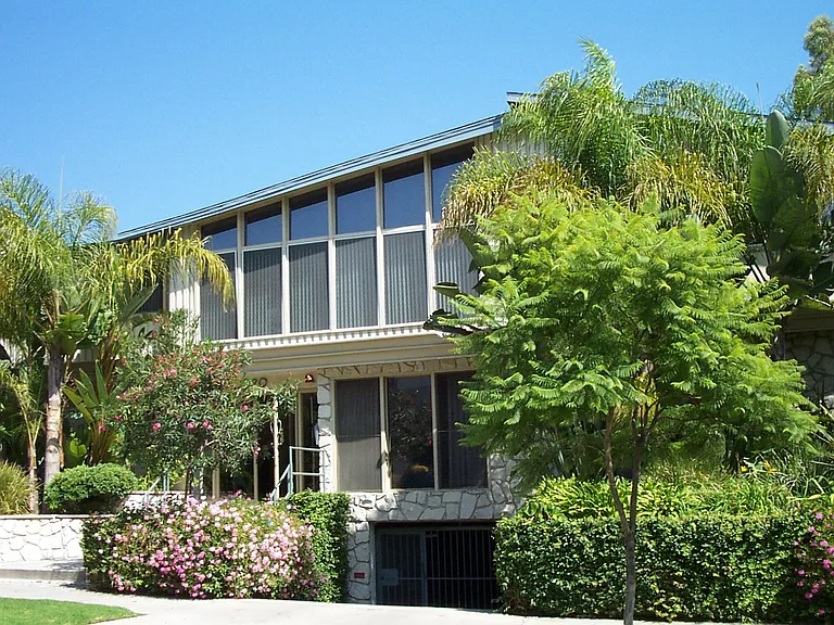 1520 N Hayworth Ave — Photo 3